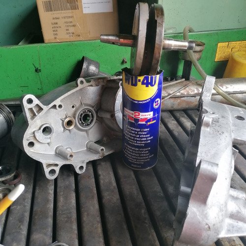 Čistenie kľuky z motora Jawa pionier pomocou WD40